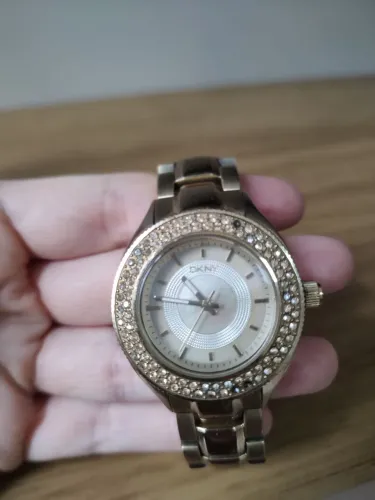 Relógio DKNY feminino dourado 