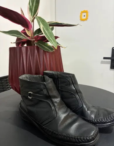 bota amil conforto couro preta 34/35 ( é 35 com forma pequena)