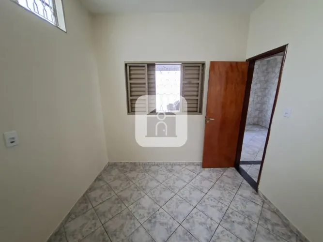 Casa para locação no bairro Santa Rosa