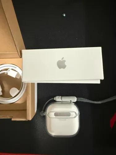 AirPods 4 com cancelamento de ruído.