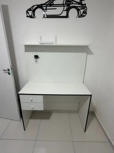 Escrivaninha em MDF - Excelente Estado | Ideal para Home Office e Setup Gamer