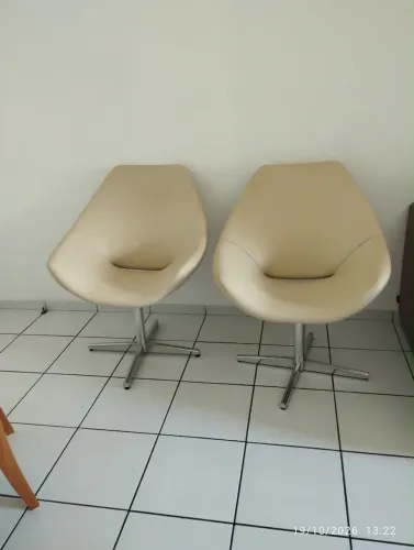 Cadeiras giratórias bege