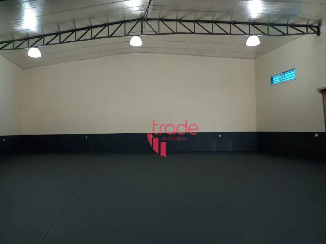Salão Comercial à Venda no Bairro Distrito Industrial em Cravinhos com Escritório.