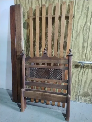 Cama de solteiro em madeira maciça