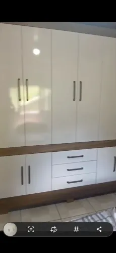 Vende-se guarda roupa, seminovo, por 970, em estado perfeitamente. Tenho vídeo
