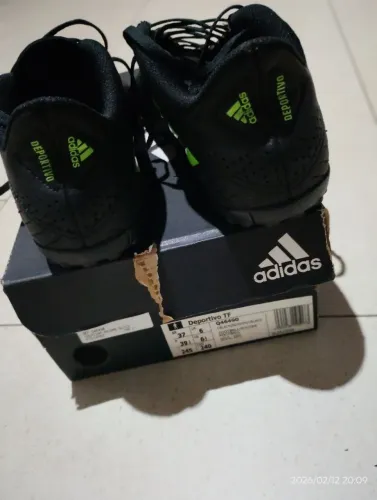 Chuteira society Adidas número 37