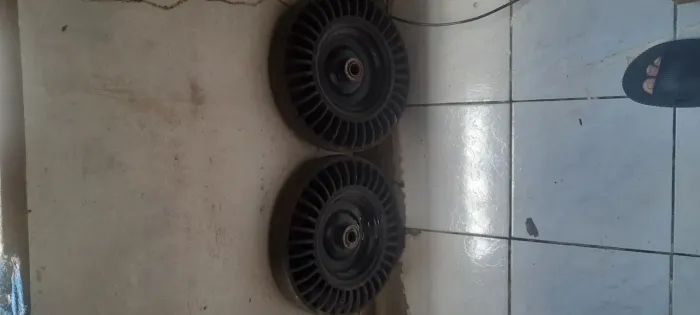Vendo essas duas rodas de borracha