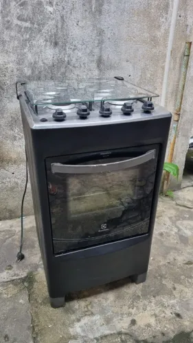 Fogão Electrolux 4 bocas com forno e tampa de vidro, entrego