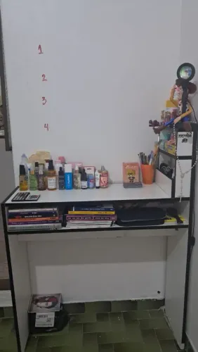 Escrivaninha branca com compartimentos