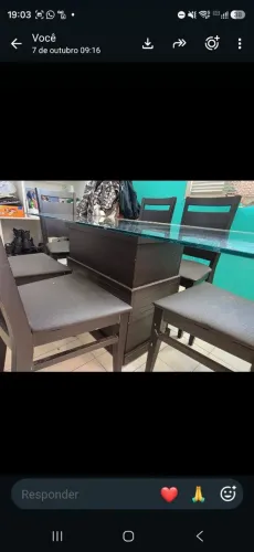 Mesa com 6 cadeiras.