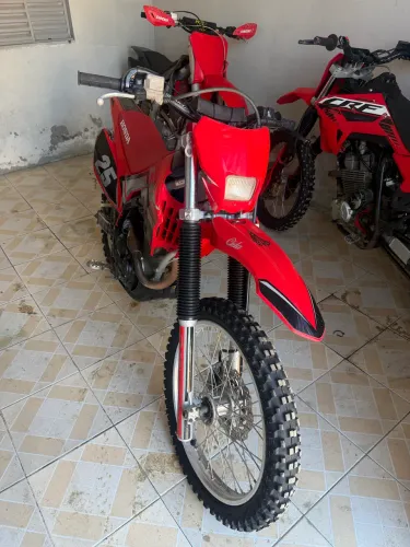Crf 250 2022 pouco usada em trilha 