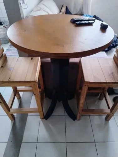 Mesa bistrô com duas banquetas