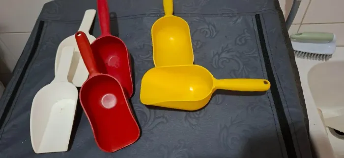Varias conchas de plasticos e Inox para Cereais