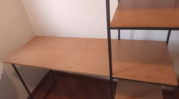 Vendo escrivaninha para estudo e tem espaço para colocar livros