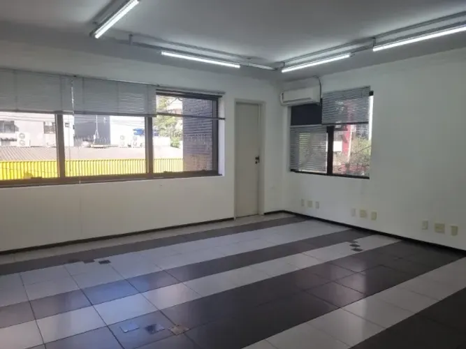 Sala Comercial Ampla 83m² na Vila Mariana | 150m do Metrô Santa Cruz | Aluguel R$ 1.800,00