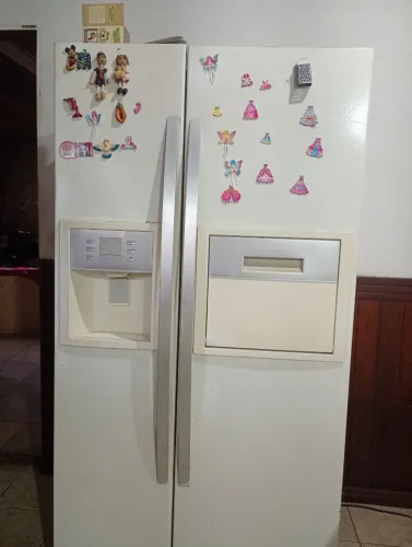 Vendo uma geladeira usada muito boa.zap *56