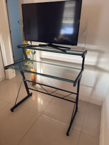 Escrivaninha de vidro linda!