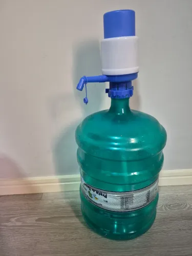 Garrafão de água 20L + bomba 