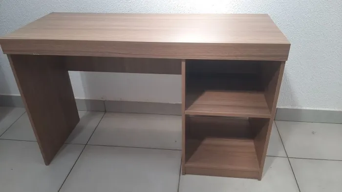Escrivaninha. Medida 1.20