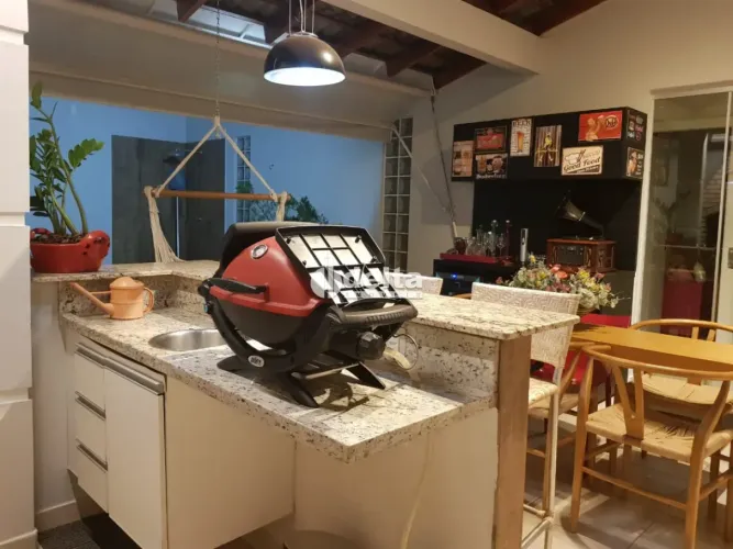 Casa no condomínio Royal Park disponível para venda em Uberlândia-MG