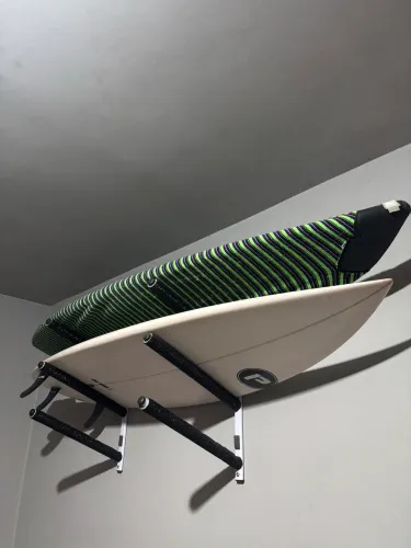 Kit Surf: Prancha Pró-Ilha EB 5'8" + Suporte p/ 3 Pranchas + 2 Capas + Combo de Quilhas