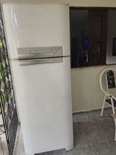 Vendo geladeira Eletroculx 500 litros semi nova , de primeira