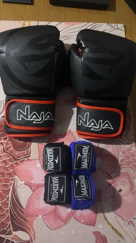 Kit Muay Thai / Boxe - Luva Naja + 2 Pares de Bandagem Maximum?