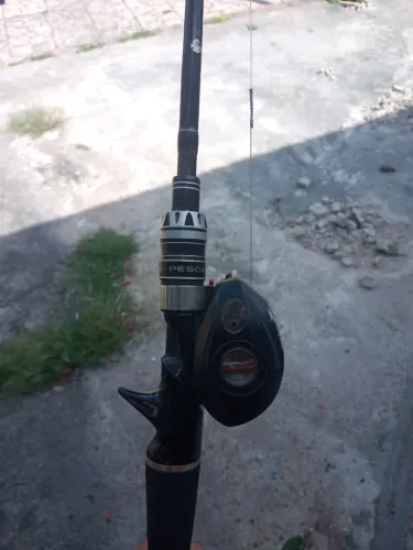 Vara de pesca em bom estado , funcionando perfeitamente e estou a aberto pra negociar ela