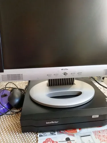 Vendo kit, aparelho Intelbras com 5 câmeras, tela grande com mouse, porém sem a fonte