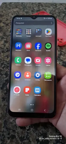 Samsung A04 64 gigas..ta com dois fios de cabelo mais não interfere em nada no uso.