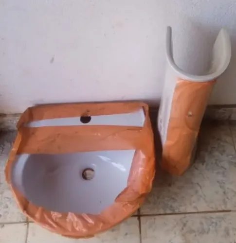 Pia e coluna de banheiro