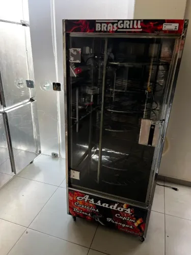 Vendo máquina de assar frango e carne semi nova assar até 125 kg de carne ou 56 frango deu