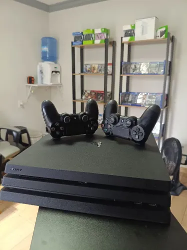 Playstation 4 pró + dois controle de acompanhamento