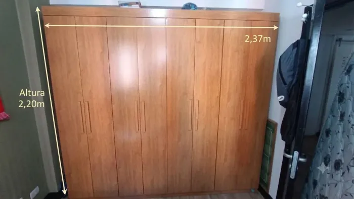 ? Guarda-Roupa Robusto Espaçoso 8 Portas Amadeirado - Conservado e Elegante!