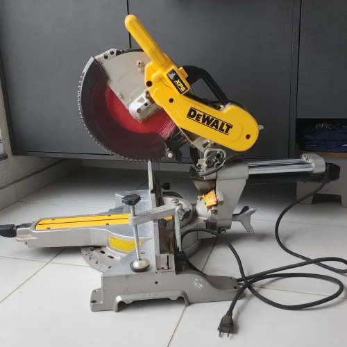 Serra DeWalt DWS780 Telescópica 12 Pol com Led