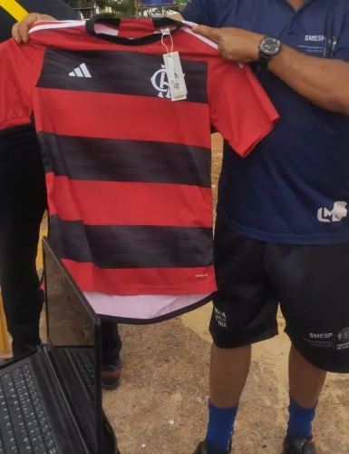 Camisa oficial do flamengo autografado Leo Moura 