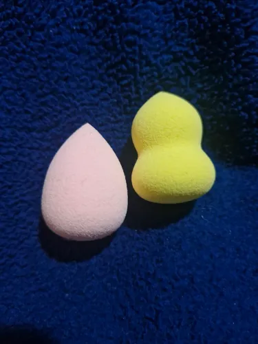 2 mini esponjas para maquiagem rosa e amarela