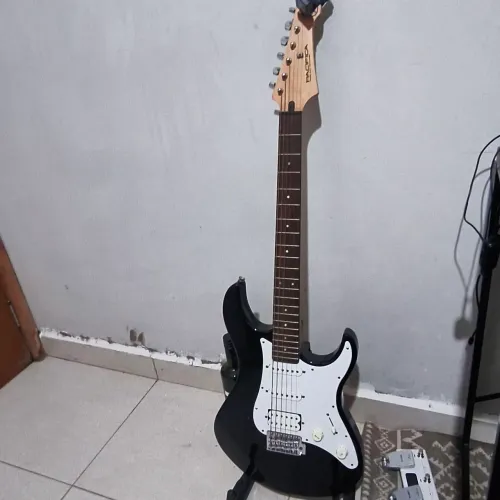 Guitarra - Yamanha Pacífica 012 + Pedaleira Mosaic e Fone Arcano Shp300