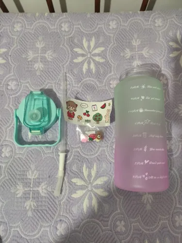 Garrafa de água nova 2l com canudo squeeze grande com adesivos e frases motivacionais