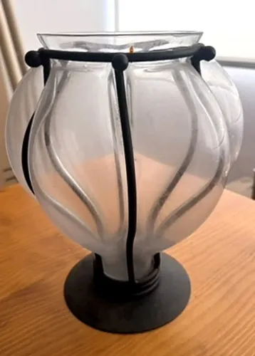 Vaso decorativo de vidro soprado jateado com armação de ferro 30 cm
