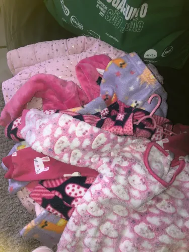 ROUPAS DE MENINA 4 ao 6 TEM casacos e calças bem quentinho