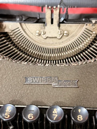 Máquina de escrever swissa piccola