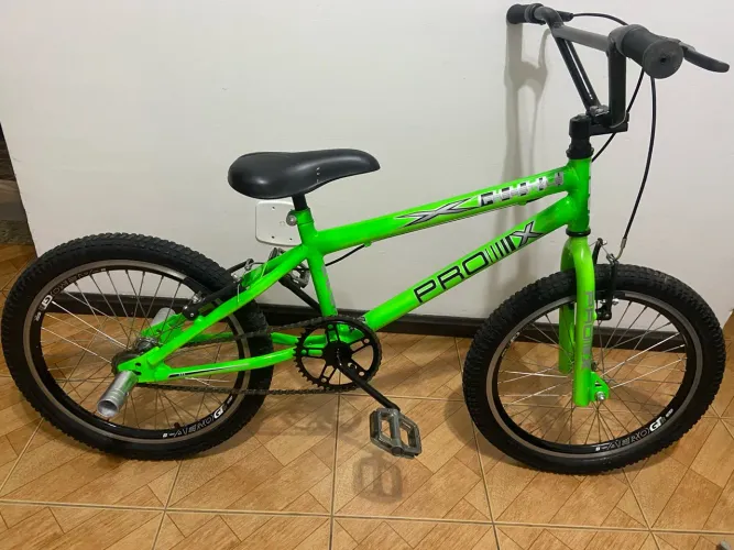 Bicicleta infantil aro 20 perfeita de tudo R$ 400.00