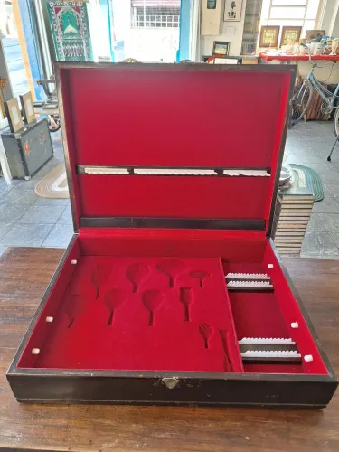 Estojo Antigo para Faqueiro em Madeira Nobre com Interior em Veludo Vermelho