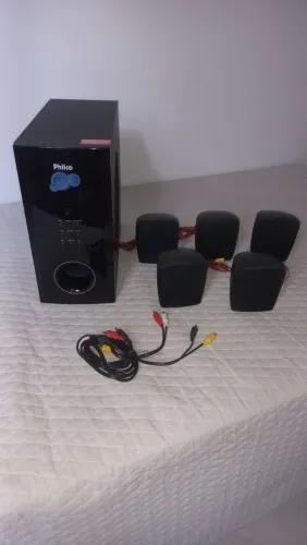 Home theater Philco. Cinco caixas de som e um subwoofer.