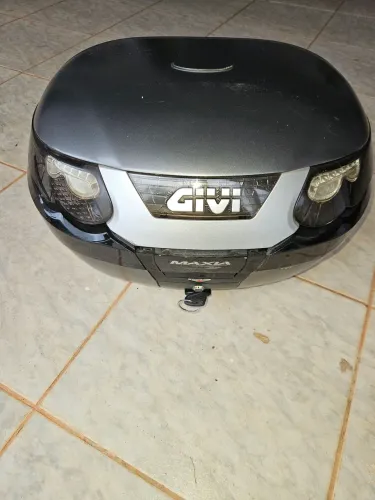Baú Givi Maxia E55 com encosto.