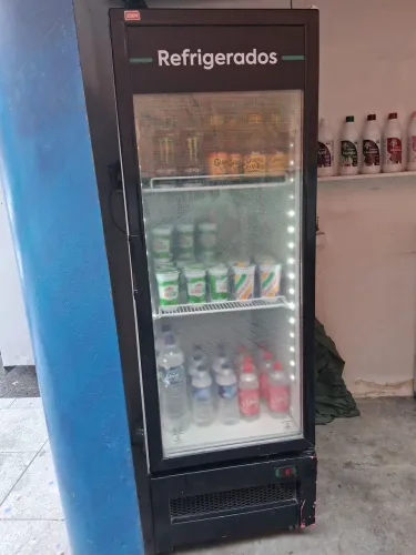 Geladeira Expositora Vertical Refrigerada 220V em Ótimo Estado