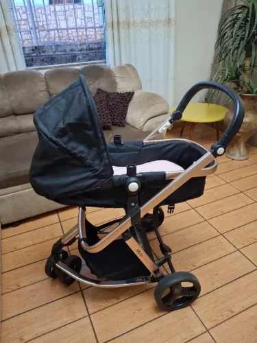 Carrinho de bebê com bebê conforto,  banheira 
