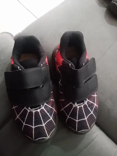 Tênis homem aranha