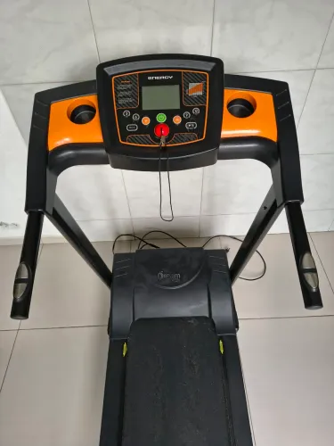 Vendo esteira para desocupar lugar, está sem uso por muito tempo
